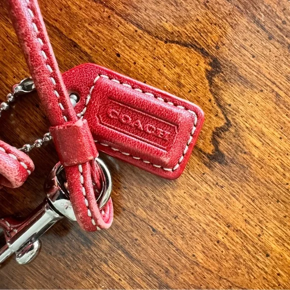 COACH. Vintage red leather wristlet. - Picture 4 of 6